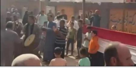 الطبل والمزمار يزينان مشهد التصويت بانتخابات النواب في منشأة القناطر - المصدر 24
