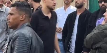 بكاء سعد الصغير وانهيار أصدقائه.. بدء توافد النجوم على جنازة إسماعيل الليثي - المصدر 24