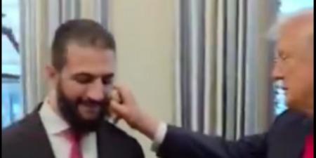 الرئيس ترامب يمازح الشرع ويقدم له عطرا هدية (فيديو) - المصدر 24