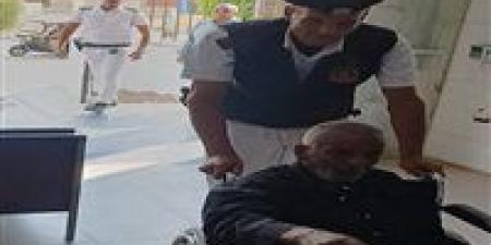 الشرطة تنقل مسنا من ذوي الاحتياجات الخاصة لتلقي العلاج بمدينة بدر - المصدر 24