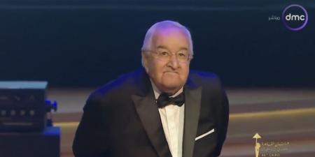 محمد عبد العزيز أثناء تكريمه في افتتاح مهرجان القاهرة السينمائي: أنا بعيش لحظة مهمة هفضل فاكرها طول العمر - المصدر 24