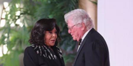 وزير الثقافة وحسين فهمى على ريد كاربت حفل افتتاح مهرجان القاهرة - المصدر 24