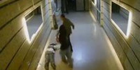 فيديو صادم من جسر السويس.. شاب وسيدة يعتديان بوحشية على فتاة داخل عمارة - المصدر 24