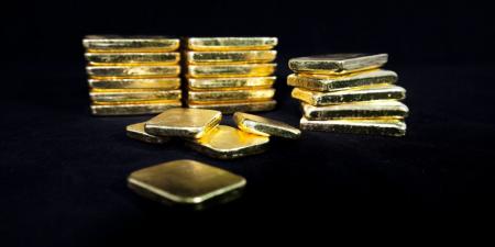 الذهب يهبط من أعلى مستوياته في 3 أسابيع مع ارتفاع الدولار - المصدر 24