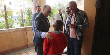 محافظ كفرالشيخ يستجيب لمواطن ويزور والده المريض في منزله بدسوق - المصدر 24