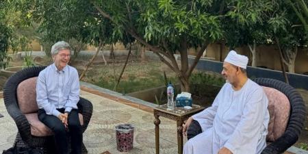 شيخ الأزهر يستقبل المفكر العالمي جيفري ساكس بمنزله في الأقصر - المصدر 24