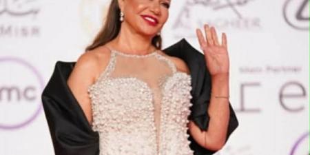 ليلى علوي تخطف الأنظار: الغرة الجانبية عنوان الجمال - المصدر 24