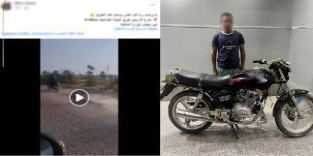 القبض على شخص ربط «كلبًا» بدراجته النارية وسحله على طريق بقنا - المصدر 24