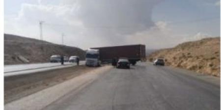 حادث تريلا "مُسبّعة" على طريق المفرق الزرقاء تسبب باعاقة حركة السير - المصدر 24