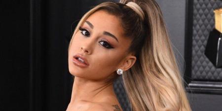 هجوم مفاجئ على أريانا غراندي أثناء ظهورها على السجادة الحمراء (فيديو) - المصدر 24