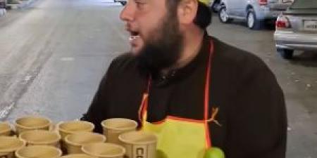 بالفيديو .. مواطنون يقومون بحملة "دفي قلبك" لتوزيع المشروبات الساخنة في معان - المصدر 24