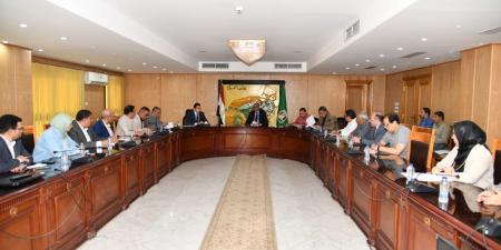 محافظ الفيوم يشدد على ضرورة مواصلة العمل الجاد لتحسين مؤشرات ملف التقنين والتصالح - المصدر 24