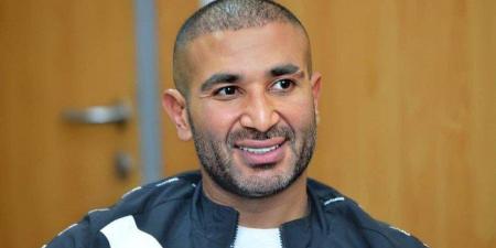 يخضع للعلاج بالمسكنات.. شقيق أحمد سعد يكشف تطورات حالته الصحية - المصدر 24