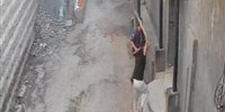 بمشاركة 3 أشقاء .. آخر تطورات واقعة انتشار فديو لضرب شاب في شارع بالمنيا - المصدر 24