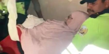 أمن القاهرة يستجيب لاستغاثة مسنة وينقلها إلى المستشفى| صور - المصدر 24