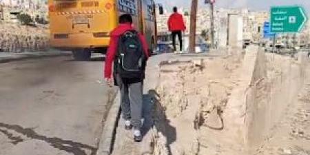 "رصيف" مُنهار يُهدد أرواح طلاب المدارس في الرصيفة .. ومناشدات لم تجد استجابة منذ عام ونصف (فيديو) - المصدر 24