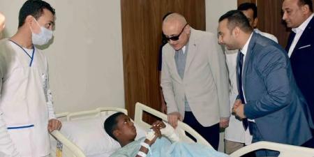 محافظ الأقصر يزور الأطفال المصابين في حادث أتوبيس إسنا ويصرف مساعدات فورية لأسرهم - المصدر 24
