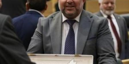 لماذا وزع النائب الرقب الحلوى تحت قبة البرلمان؟ .. صور و فيديو - المصدر 24