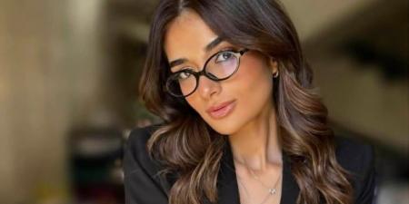 خصلات شعر بني فاتح تكمل أناقة ملك زاهر بالنظارة الطبية - المصدر 24