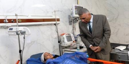 محافظ أسوان يزور طالبة مصابة فى حادث أتوبيس ويؤكد تسخير كل الإمكانيات لعلاج المصابين - المصدر 24