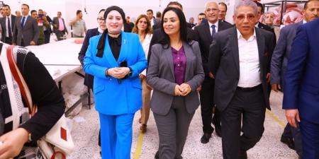 وزيرة التضامن ومحافظ الفيوم يتابعان المشروعات الإنتاجية لمصنع الغزل والنسيج - المصدر 24