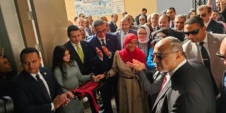 وزيرة التضامن تفوض عاملة بمصنع غزل الفيوم لقص شريط افتتاح مجمع وحدات - المصدر 24