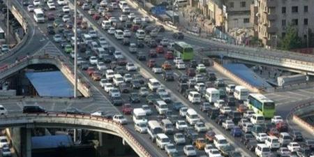 كثافات مرورية متحركة بعدد من محاور وميادين القاهرة والجيزة - المصدر 24