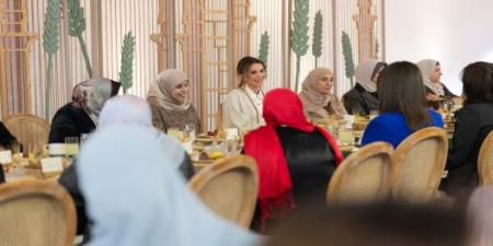 الملكة تلتقي بسيدات من المفرق وتشاركهن الغداء في أم الجمال - المصدر 24