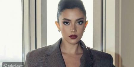 ستيفاني عطالله تعيد إحياء أسلوب الريترو بشعر كيرلي مدرج - المصدر 24