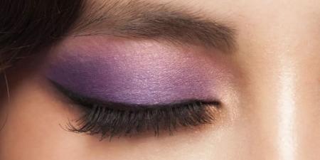 صيحة 2025 الأبرز: المكياج البنفسجي يسيطر على الإطلالات - المصدر 24
