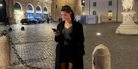 بذيل حصان ونوميكب.. تارا عماد تتجول بشوارع إيطاليا - المصدر 24