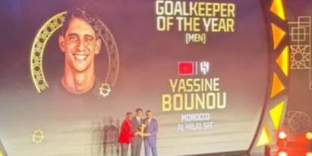 الحضرى يسلم ياسين بونو جائزة أفضل حارس فى أفريقيا 2025 ضمن جوائز الكاف - المصدر 24