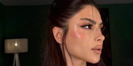 هدى المفتي توازن سحر الأبيض والأسود بشعر نصف رفعة جذاب - المصدر 24