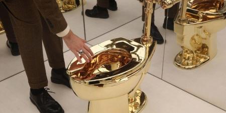 مرحاض ذهبي يباع بـ 12 مليون دولار! - المصدر 24