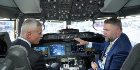 رئيس مصر للطيران يتفقد طائرة «Boeing 777X» أثناء مشاركتها في العرض الثابت بمعرض دبي للطيران 2025 - المصدر 24