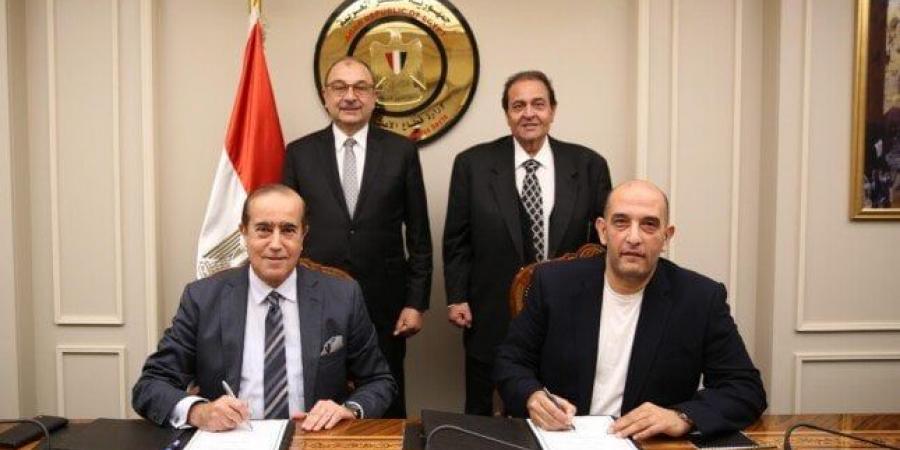 وزير قطاع الأعمال العام يشهد توقيع اتفاق تكميلي لعقود تطوير «مجاويش» بالغردقة - المصدر 24