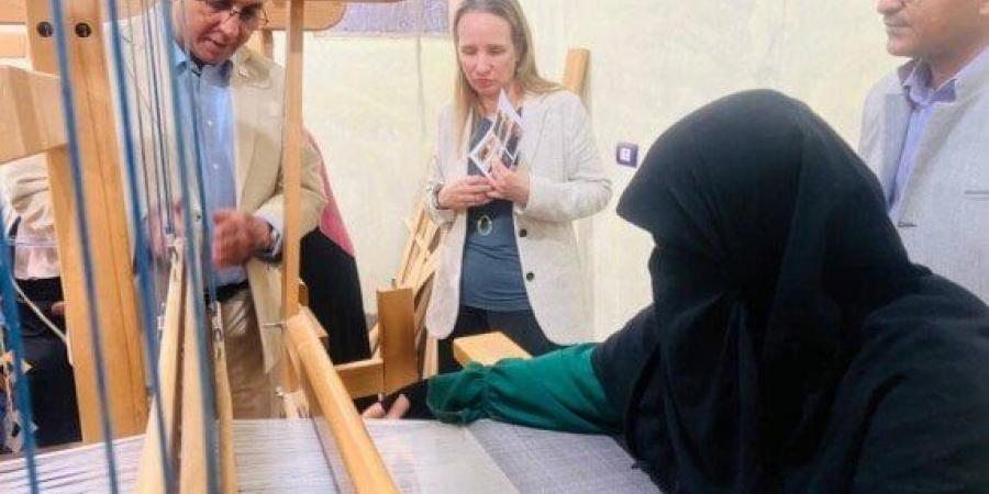 محافظ قنا وفريق البنك الدولي يتفقدون أماكن الحرف اليدوية وتكتل الفركة بمدينة نقادة - المصدر 24