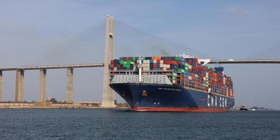 بعد عامين من الغياب.. أكبر سفينة حاويات في العالم تعبر قناة السويس - المصدر 24