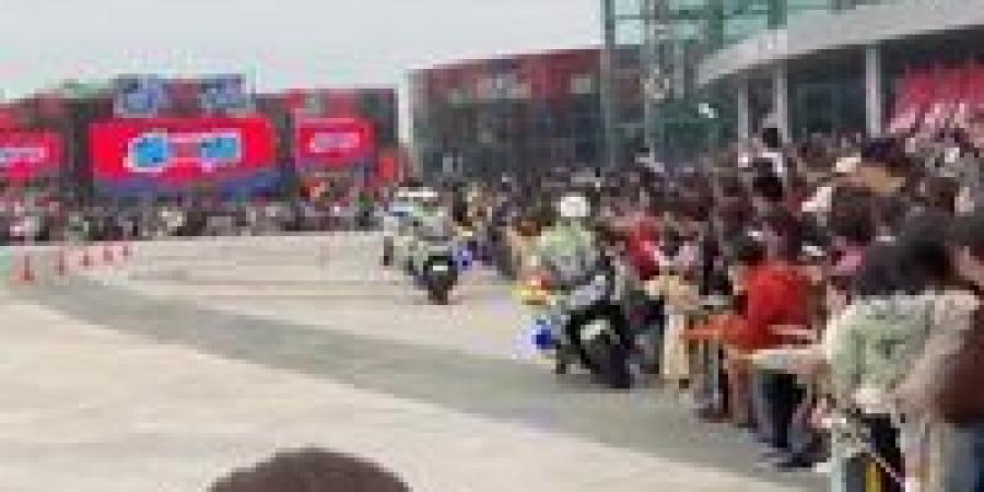 شرطة صينية تفقد السيطرة على دراجة نارية وتصدم جمهور يوم الشرطة المفتوح - المصدر 24