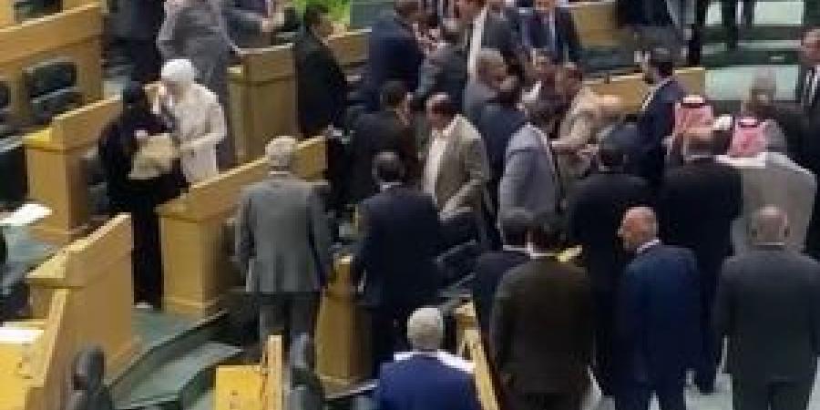 بالفيديو .. مناوشات حادة بين القطاونة والسعايدة حول انتخابات اللجان .. والقاضي يرفع الجلسة إلى إشعار لاحق - المصدر 24