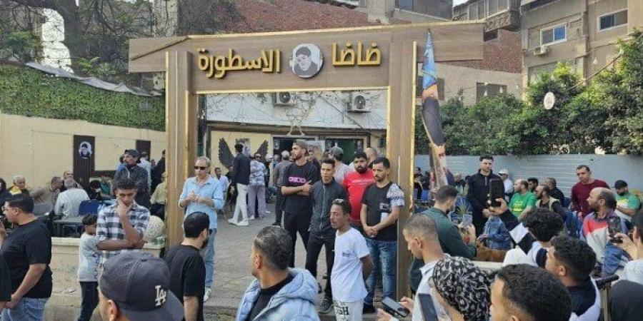 من أمام «كافيه ضاضا».. أهالي إمبابة يترقبون وصول جثمان الراحل إسماعيل الليثي - المصدر 24