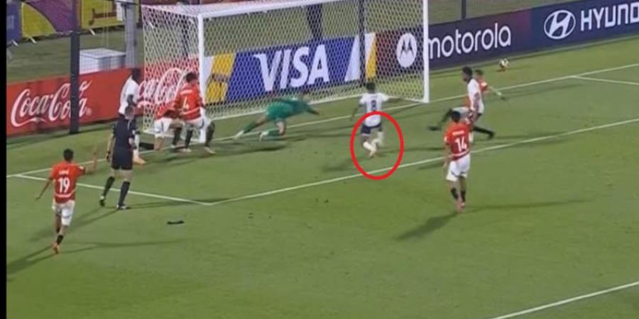 تصدٍّ خرافي من عمر عبد العزيز يخطف الأنظار في مواجهة مصر وإنجلترا (فيديو) - المصدر 24