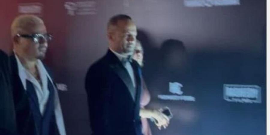 برفقة الهضبة.. طارق العريان يخطف الأنظار في العرض الخاص لـ «السلم والثعبان - لعب عيال» - المصدر 24