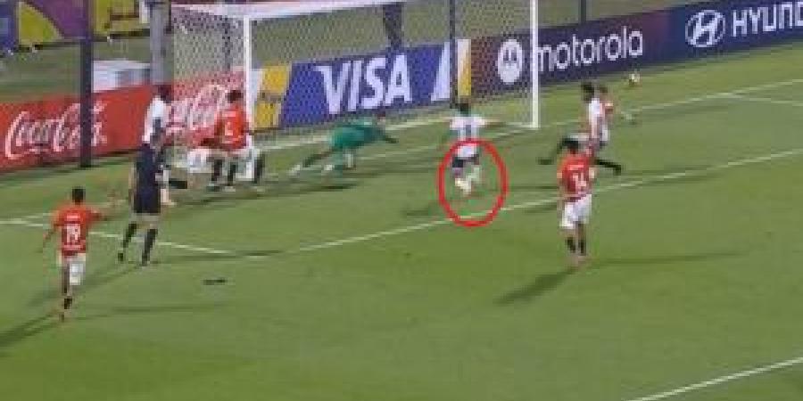 بالفيديو .. تصدٍّ خرافي من عمر عبد العزيز يخطف الأنظار في مواجهة مصر وإنجلترا - المصدر 24