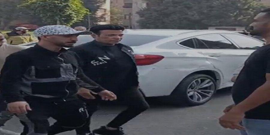 وسط حالة حزن.. أهالي إمبابة ينتظرون وصول جثمان المطرب إسماعيل الليثي «فيديو» - المصدر 24