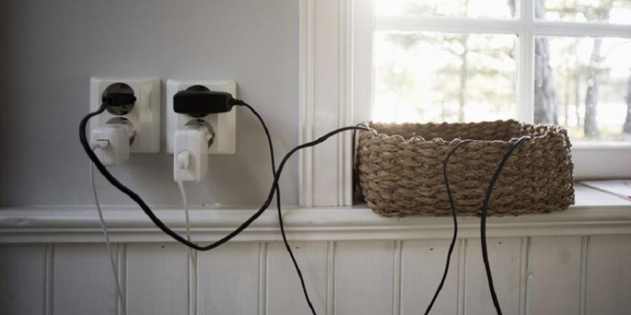 عواقب ترك شواحن الأجهزة موصولة بالكهرباء طوال الوقت! - المصدر 24