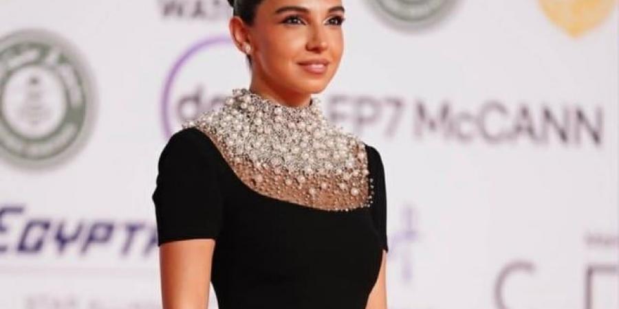 سلمى أبو ضيف تضيء مهرجان القاهرة بلمسة اللؤلؤ وكعكة مرتفعة - المصدر 24