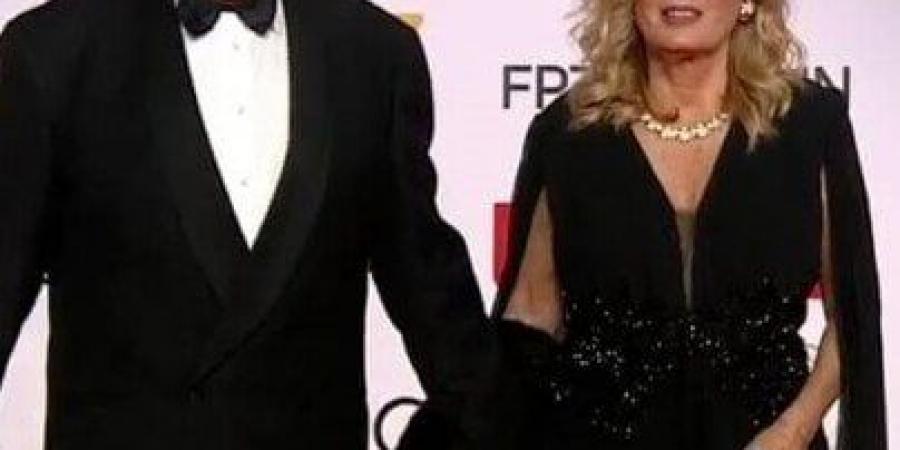حسين فهمي وزوجته يخطفان الأنظار في مهرجان القاهرة السينمائي - المصدر 24