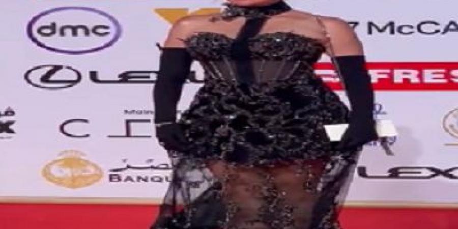 نيرمين الفقي تشعل السوشيال ميديا بفستان أسود جذاب - المصدر 24