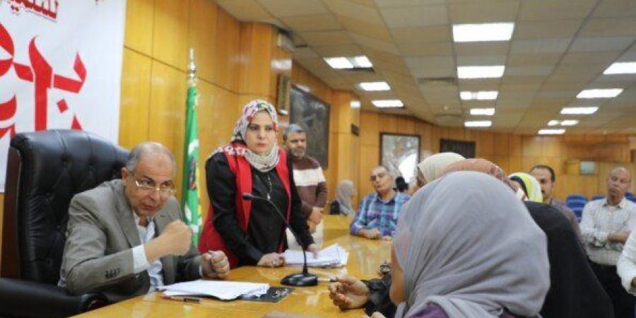 جهاز عروسة وسداد ديون.. محافظ المنيا يستمع لـ 70 حالة إنسانية في لقاء المواطنين - المصدر 24